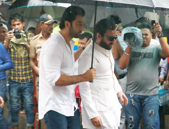 शशि कपूर के अंतिम संस्कार में पहुंचे सैफ, छाता लेकर दिखे रणबीर