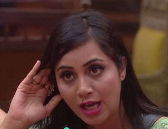 BIGG BOSS: अर्शी के खिलाफ जारी हुआ अरेस्ट वारंट, होंगी गिरफ्तार?