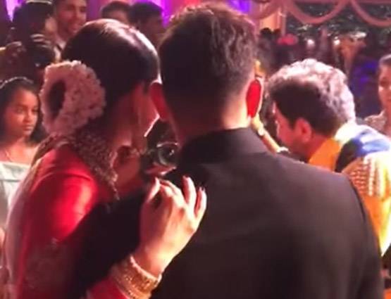 विराट संग शिखर का धमाल, जब मुंह में नोट दबाकर नाचीं अनुष्का