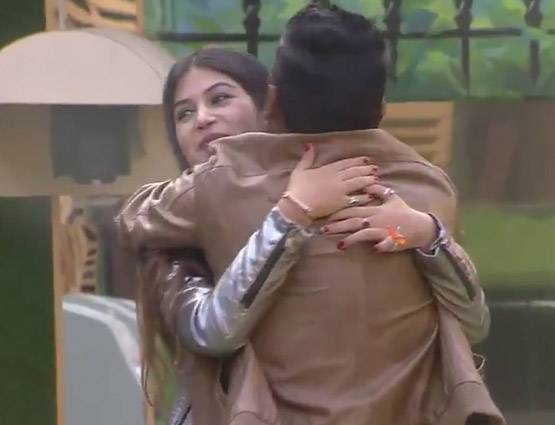 Bigg Boss में इमोशनल ट्विस्ट: बॉयफ्रेंड से मिलीं हिना-बंदगी