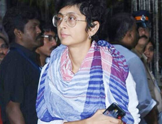 शशि की प्रेयर मीट में जुटा बॉलीवुड, हाथ जोड़े खड़ा रहा बेटा