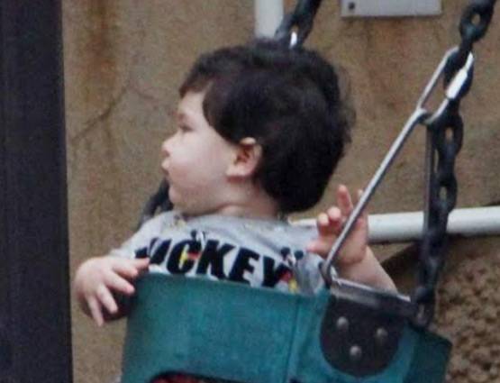 B'DAY से पहले पार्क में झूले पर खेलते दिखे तैमूर, तस्वीरें VIRAL