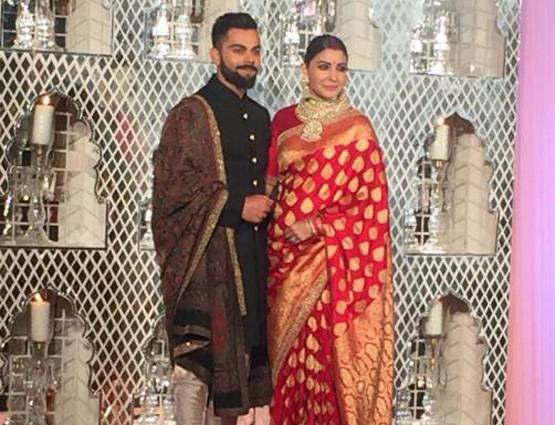 विराट की शेरवानी में सोने के बटन, बनारसी साड़ी में दिखीं अनुष्का