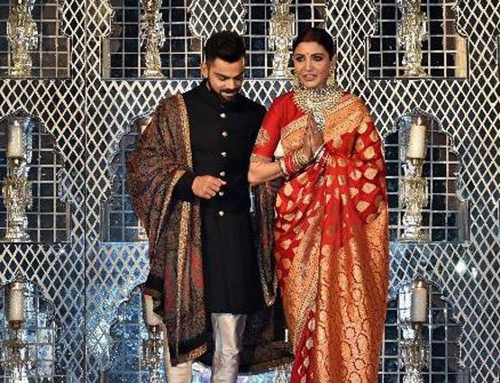 लंबा सिंदूर, लाल जोड़ा, सिर से पांव तक दिखा अनुष्का का 'विराट' लुक