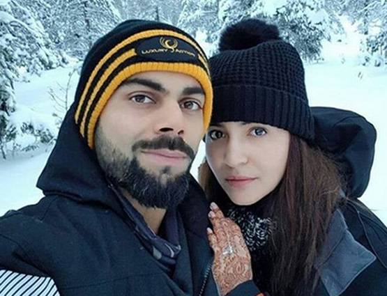 PM मोदी को न्योता देने पहुंचे कोहली, ब्लू सूट में नजर आईं अनुष्का