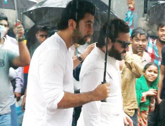 शशि कपूर के अंतिम संस्कार में पहुंचे सैफ, छाता लेकर दिखे रणबीर