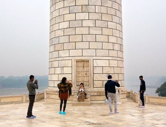 ताजमहल का रंग पड़ रहा है पीला, मुल्तानी मिट्टी से चमकाने की कोशिश