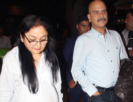 PHOTOS: मुंबई लौटा अनुष्का का परिवार, लेकिन कहां हैं VIRUSHKA