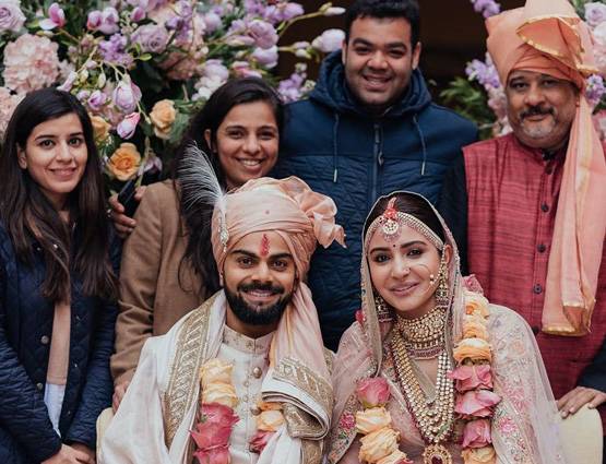 विराट-अनुष्का की पोस्ट वेडिंग तस्वीरें आई सामने, दोस्तों के साथ आए नजर