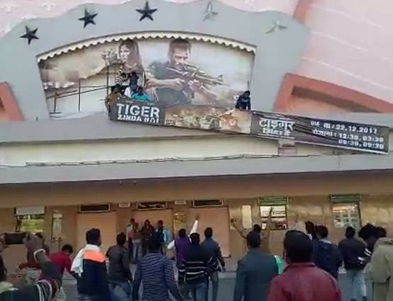 सलमान पर भड़के लोग, 'टाइगर जिंदा है' के शो में तोड़फोड़