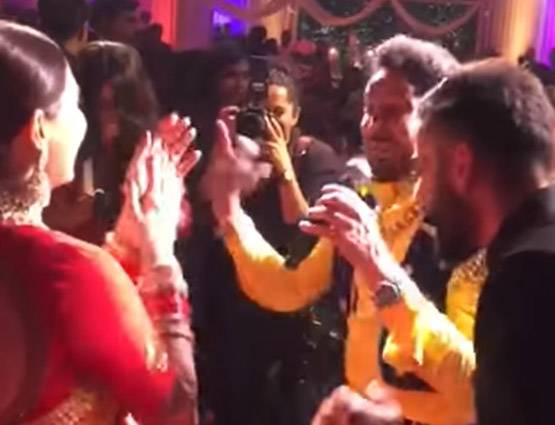 विराट संग शिखर का धमाल, जब मुंह में नोट दबाकर नाचीं अनुष्का