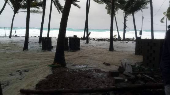 'ओखी' का विकराल रूप: केरल, तमिलनाडु के बाद गुजरात में अलर्ट