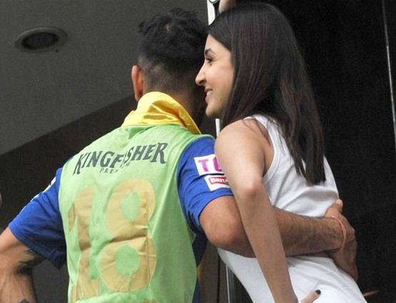 जब क्रिकेट के मैदान में विराट के लिए दिखा अनुष्का का ऐसा प्यार