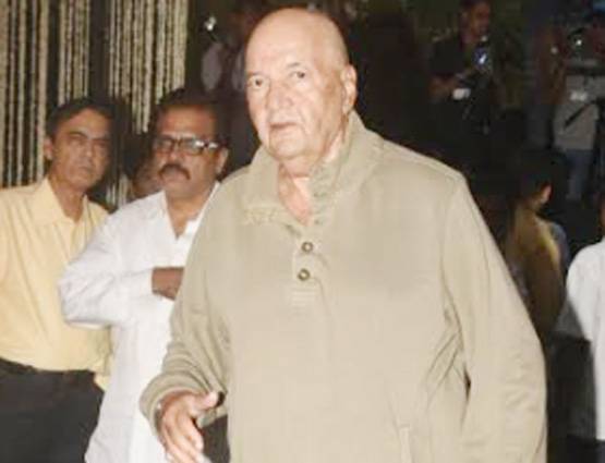 शशि की प्रेयर मीट में जुटा बॉलीवुड, हाथ जोड़े खड़ा रहा बेटा