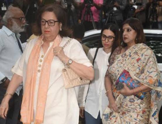 शशि की प्रेयर मीट में जुटा बॉलीवुड, हाथ जोड़े खड़ा रहा बेटा