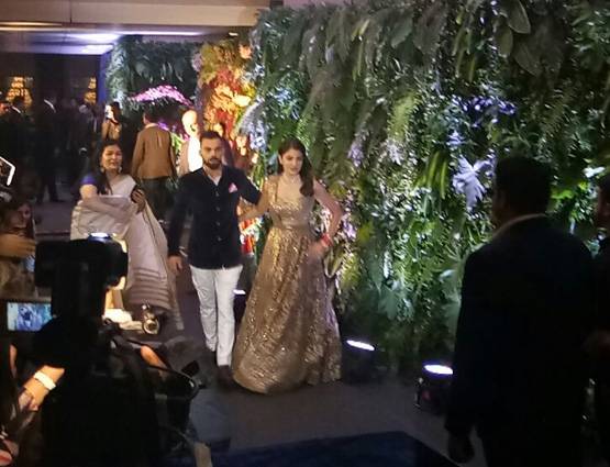 रिसेप्शन पार्टी में विराट-अनुष्का का ऐसा है लुक, देखें हर अंदाज