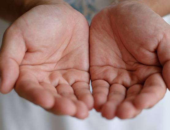 क्या आपका भी अंगूठा ऐसे मुड़ जाता है, जानिए मतलब