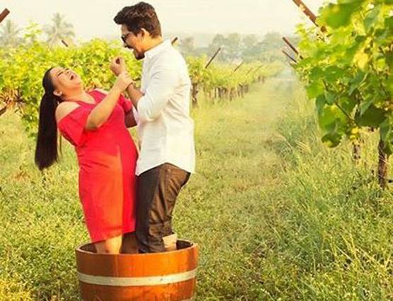 शादी के बाद की पहली PHOTOS, पति संग यूं एन्जॉय कर रही हैं भारती