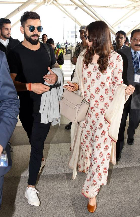 रिसेप्शन के बाद मुंबई पहुंचे विराट और अनुष्का, देखें PHOTOS