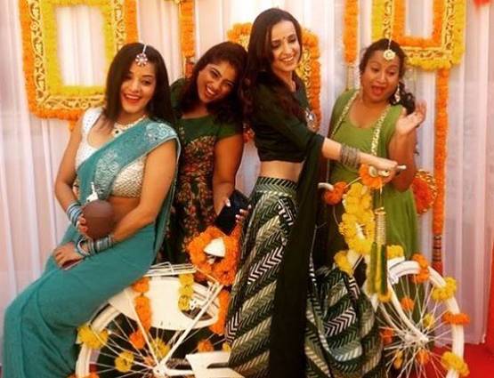 अपनी मेहंदी में जमकर नाचीं भारती सिंह, देखें सेरेमनी की Inside PHOTOS