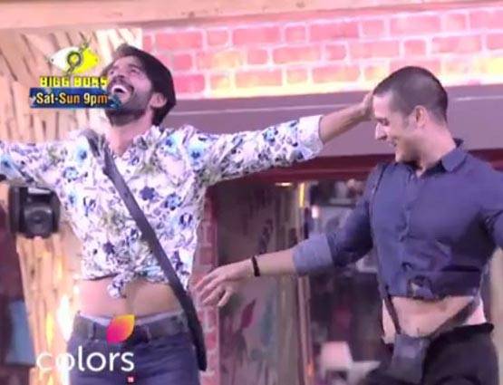 Bigg Boss11: कटरीना को रिझाने के लिए कंटेस्टेंट ने किया BELLY DANCE