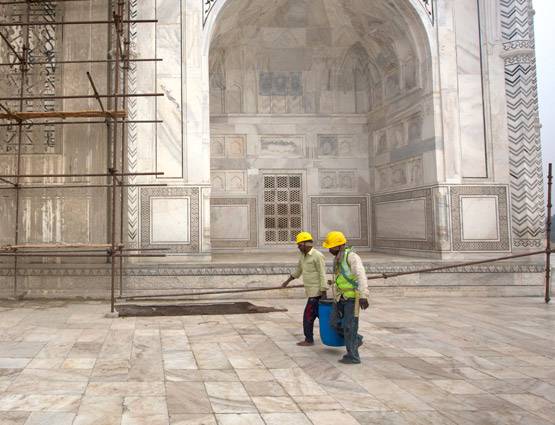 ताजमहल का रंग पड़ रहा है पीला, मुल्तानी मिट्टी से चमकाने की कोशिश
