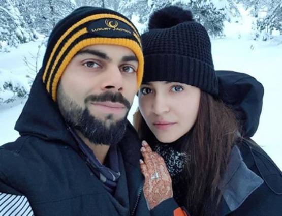 विराट-अनुष्का की पोस्ट वेडिंग तस्वीरें आई सामने, दोस्तों के साथ आए नजर