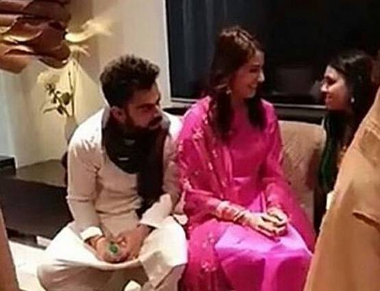 PM मोदी को न्योता देने पहुंचे कोहली, ब्लू सूट में नजर आईं अनुष्का