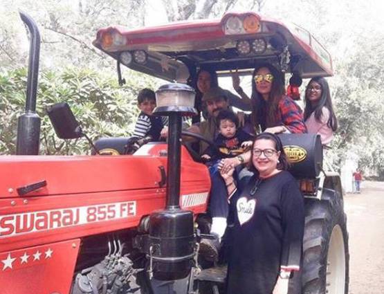 पटौदी पैलेस में तैमूर का नवाबी लुक, खान परिवार संग दिखे 'कपूर्स'