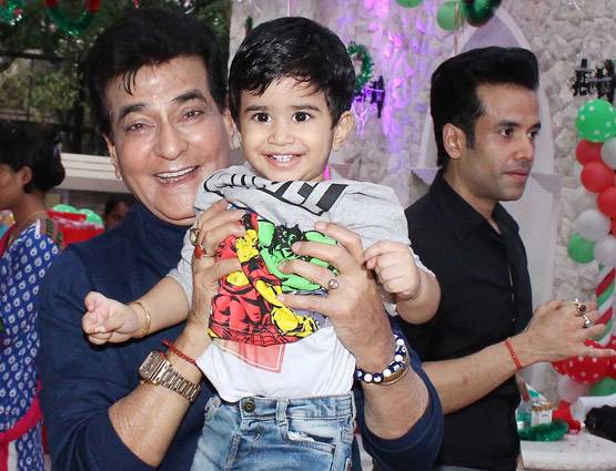 क्रिसमस पार्टी में सैंटा बनकर पहुंची एकता कपूर