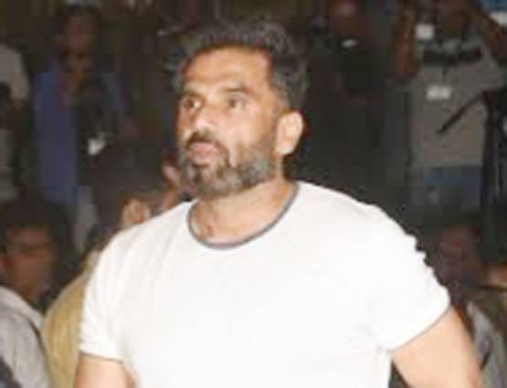 शशि की प्रेयर मीट में जुटा बॉलीवुड, हाथ जोड़े खड़ा रहा बेटा