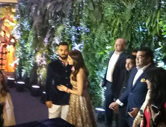 रिसेप्शन पार्टी में विराट-अनुष्का का ऐसा है लुक, देखें हर अंदाज