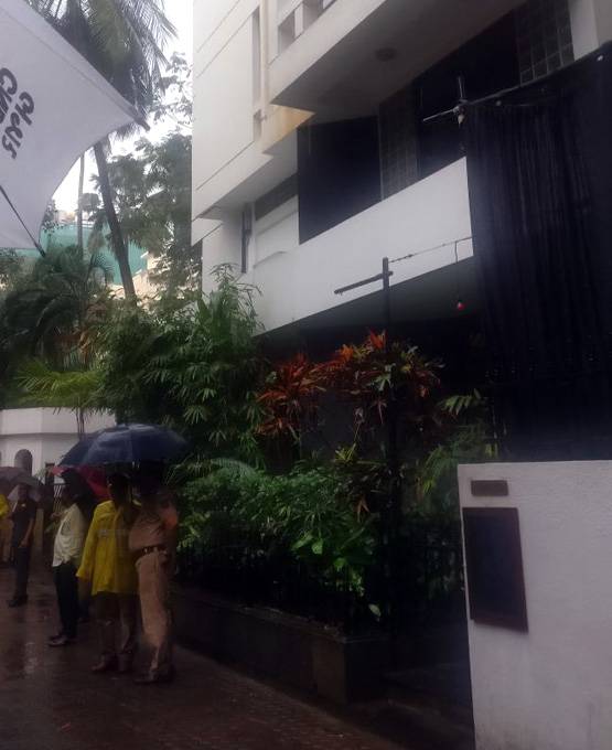 PHOTOS: शशि कपूर के अंतिम दर्शन को पहुंचे ये बॉलीवुड सितारे