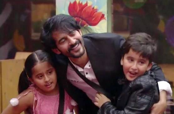 Bigg Boss के इस सरप्राइज से इमोशनल हुए हितेन, PHOTOS