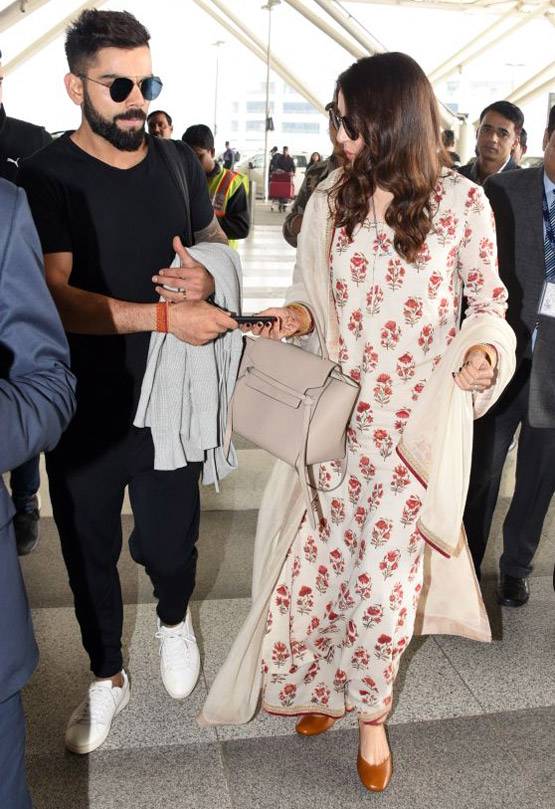 रिसेप्शन के बाद मुंबई पहुंचे विराट और अनुष्का, देखें PHOTOS