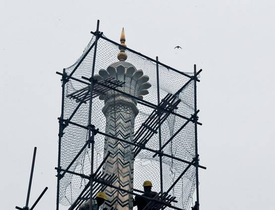 ताजमहल का रंग पड़ रहा है पीला, मुल्तानी मिट्टी से चमकाने की कोशिश