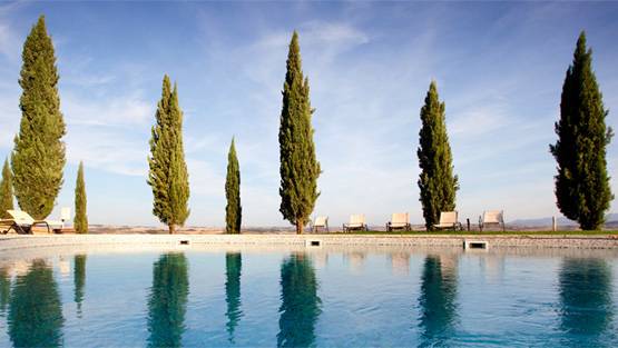 स्वीमिंग पूल से प्ले ग्राउंड तक, इस रेसॉर्ट में होगी विराट अनुष्का की शादी