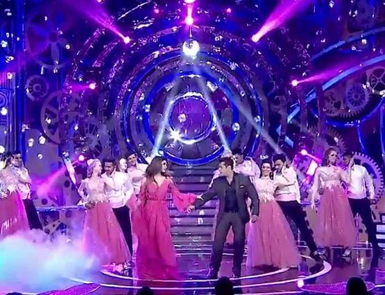 सलमान का बर्थ डे मनाने बिग बॉस में पहुंची 'नागिन', ये डांस किया