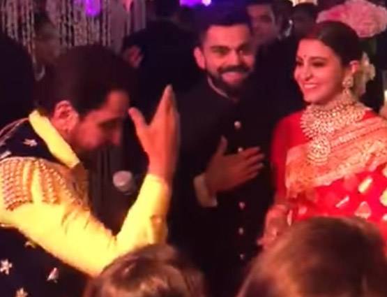 विराट संग शिखर का धमाल, जब मुंह में नोट दबाकर नाचीं अनुष्का