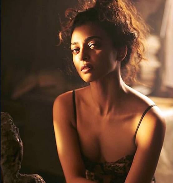 'पैडमैन' से पहले बोल्ड हुईं राधिका आप्टे, नाइटी में दिखा ऐसा लुक