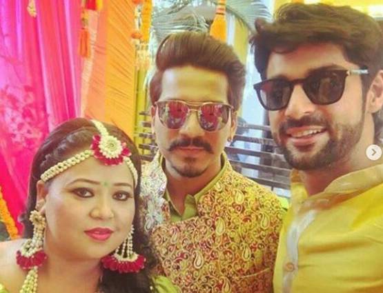 अपनी मेहंदी में जमकर नाचीं भारती सिंह, देखें सेरेमनी की Inside PHOTOS