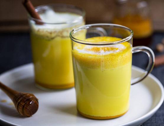 फिटनेस और अच्छी नींद के लिए रोजाना पिएं हल्दी वाला दूध