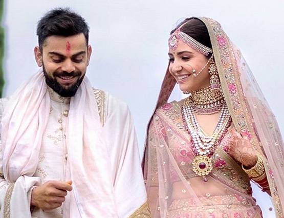 PM मोदी को न्योता देने पहुंचे कोहली, ब्लू सूट में नजर आईं अनुष्का