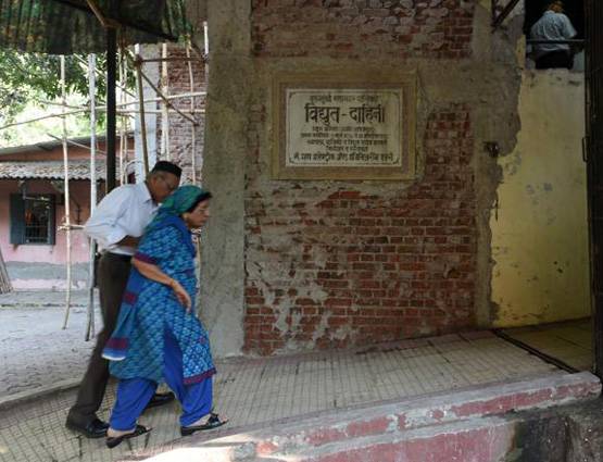 अंतिम संस्कार का हिंदू तरीका अपनाने को क्यों मजबूर हैं पारसी