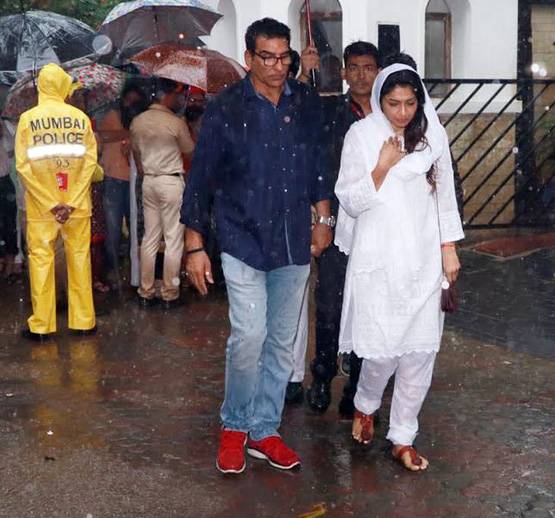 PHOTOS: शशि कपूर के अंतिम दर्शन को पहुंचे ये बॉलीवुड सितारे