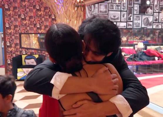 Bigg Boss के इस सरप्राइज से इमोशनल हुए हितेन, PHOTOS