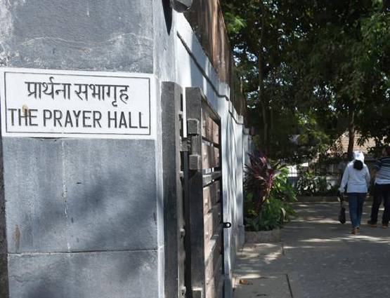 अंतिम संस्कार का हिंदू तरीका अपनाने को क्यों मजबूर हैं पारसी