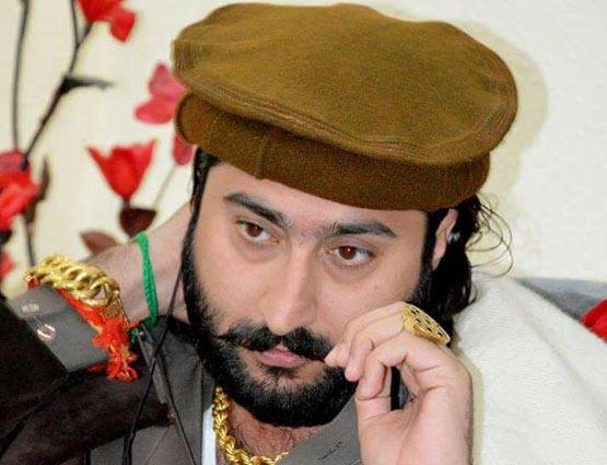 गोल्ड, हथियार, जंगली चीते... पाक के जफर का शाही अंदाज़ देख दंग रह जाएंगे