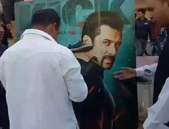 सलमान पर भड़के लोग, 'टाइगर जिंदा है' के शो में तोड़फोड़