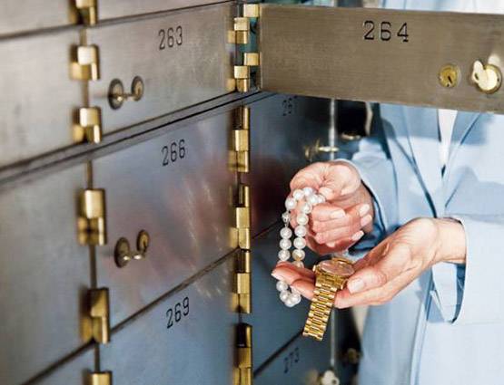 सड़क पर फटे कपड़े पहनकर घूम रहा था भिखारी, निकला करोड़पति